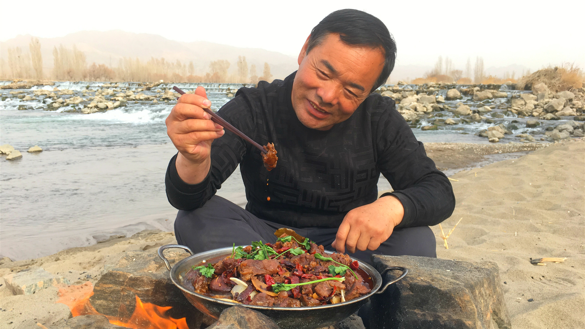 牛肉火锅这么吃最过瘾了,再来个大白萝卜,肉烂入味,挺得劲